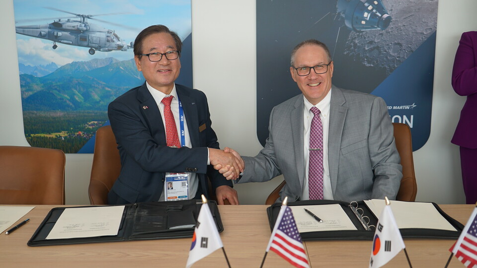 KAI와 록히드마틴이 17일(현지시간) 파리에어쇼 현장에서 전략적 협력 분야 확장을 위한 양해각서(MOU)를 체결했다. 강구영 KAI 사장과 프랭크 세인트 존 록히드마틴 COO(오른쪽)가 기념 촬영을 하고 있다./KAI