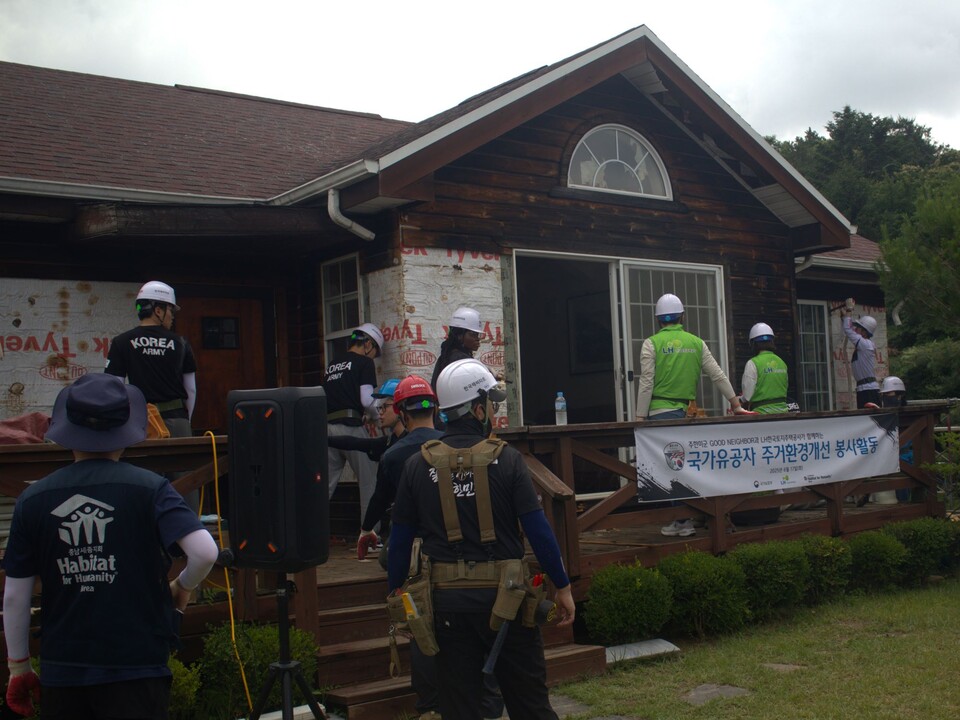 LH는 호국보훈의 달을 맞아 천안시 서북구에서 주한미군과 함께 국가유공자 후손 주택 개보수 봉사활동을 시행했다고 18일 밝혔다./LH