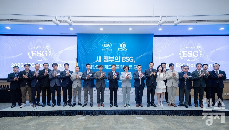 정순표 한국뉴미디어그룹 회장, 윤순진 서울대 환경대학원장, 김동수 김앤장 ESG경영연구소장, 김우진 서울대 경영대학 교수, 임흥택 한국거래소 본부장보 등 주요 내빈들이 19일 서울 여의도 FKI타워(구 전경련회관)에서 열린 한스경제 창간 10주년 기념 ‘2025 ESG 코리아 포럼 및 시상식(2025 ESG Korea Forum & Awards)’에서 기념촬영을 하고 있다. /최대성 기자 dpdaesung@sporbiz.co.kr 2025.06.19.