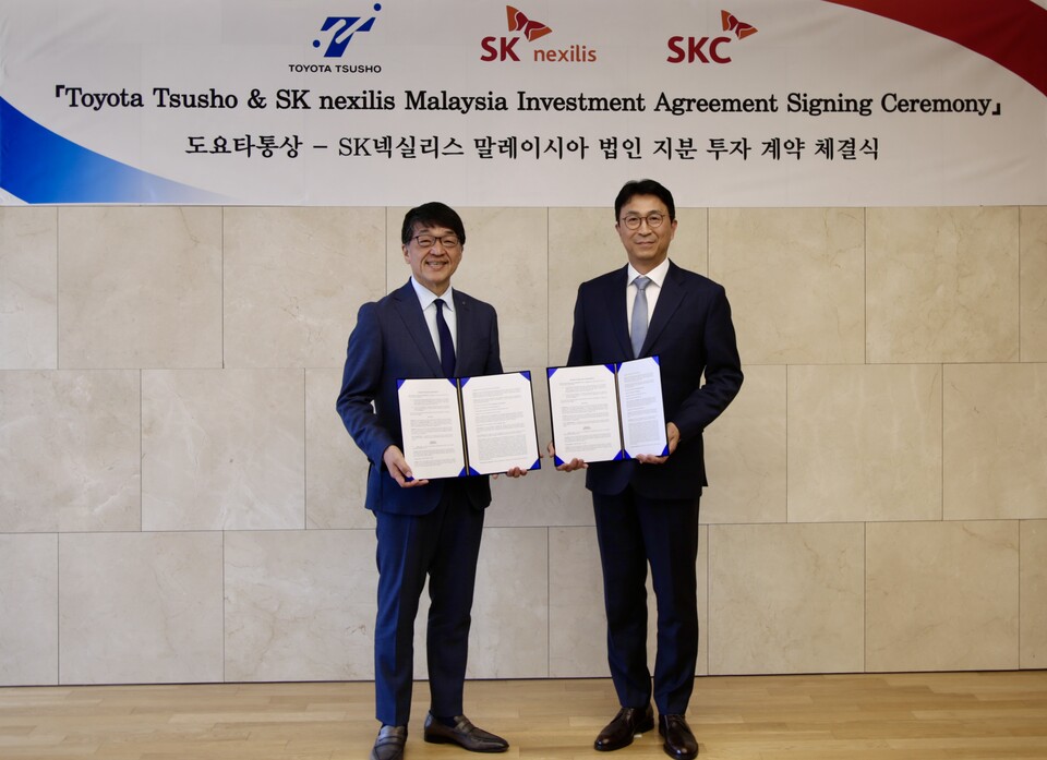 SKC 박원철 사장(오른쪽)이 이마이 토스미츠 도요타통상 사장과 기념 촬영을 하고 있다. / SKC제공