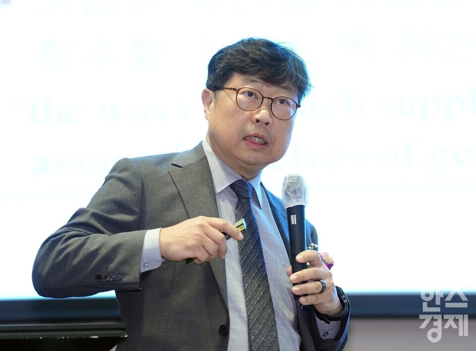 김우진 서울대 경영대학 교수가 19일 서울 여의도 FKI타워(구 전경련회관)에서 열린 한스경제 창간 10주년 기념 ‘2025 ESG 코리아 포럼 및 시상식(2025 ESG Korea Forum & Awards)’에서 '한국 기업지배구조 현황과 전망'을 주제로 강연하고 있다. /최대성 기자