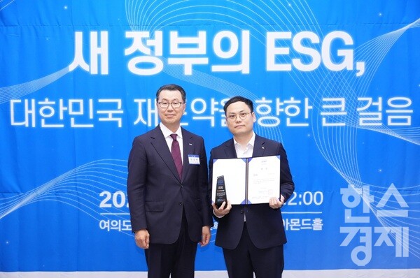 KB금융그룹이 19일 서울 여의도 FKI타워(구 전경련회관)에서 열린 한스경제 창간 10주년 기념 '2025 ESG 코리아 포럼 및 시상식(2025 ESG Korea Forum & Award)'에서 임흥택 한국거래소 본부장으로부터 BEST ESG Reporting 한국거래소 이사장상을 받고 있다. /최대성 기자