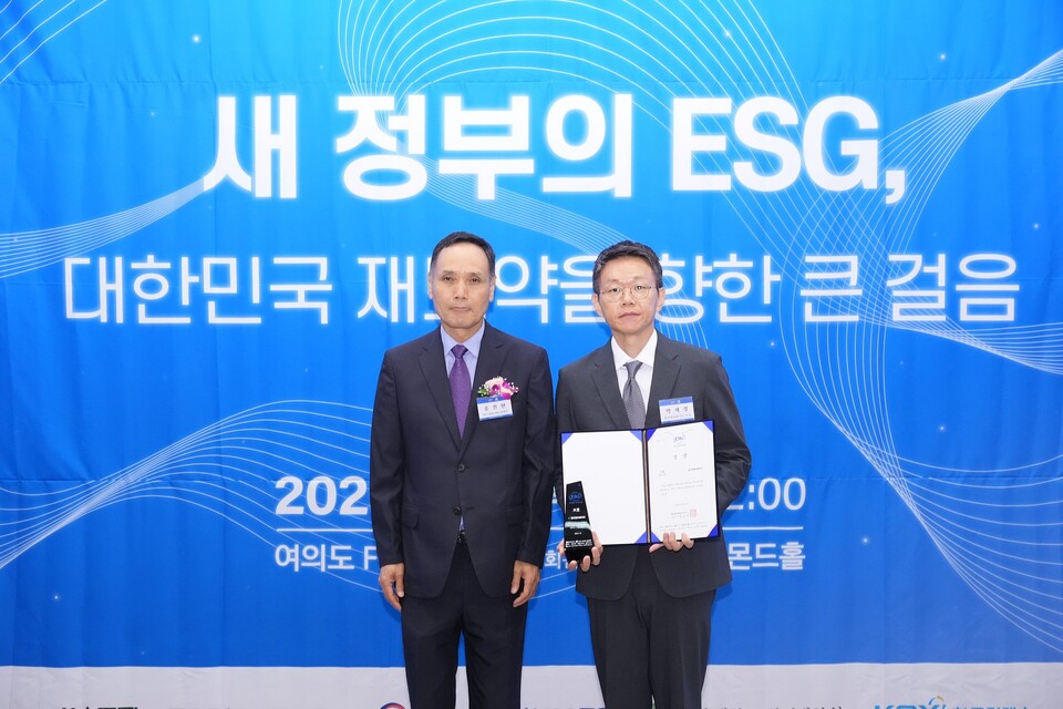 현대엘리베이터가 19일 서울 여의도 FKI타워(구 전경련회관)에서 열린 ‘2025 ESG 포럼 및 시상식’에서 업종별(철강·기계) 대상을 수상했다./ 최대성 기자