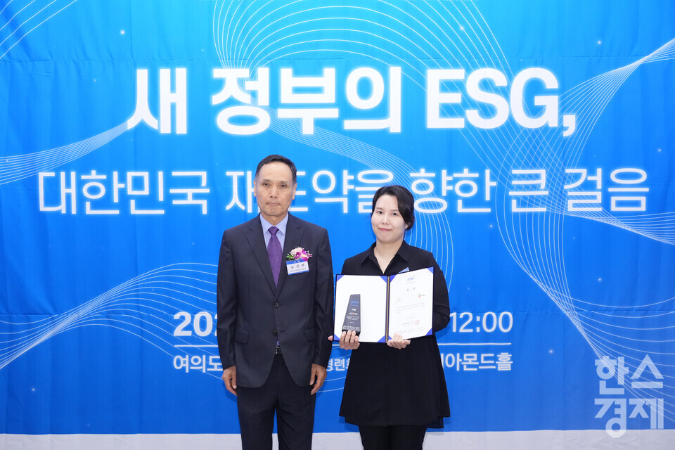 CJ ENM이 19일 서울 여의도 FKI타워(구 전경련회관)에서 열린 한스경제 창간 10주년 기념 '2025 ESG 코리아 포럼 및 시상식(2025 ESG Korea Forum & Awards)'에서 송진현 한스경제 대표 발행인으로부터 대한민국 시총 250대 기업 ESG BEST 엔터·전문서비스 부문 대상을 받고 있다. /최대성 기자dpdaesung@sporbiz.co.kr 2025.06.19.