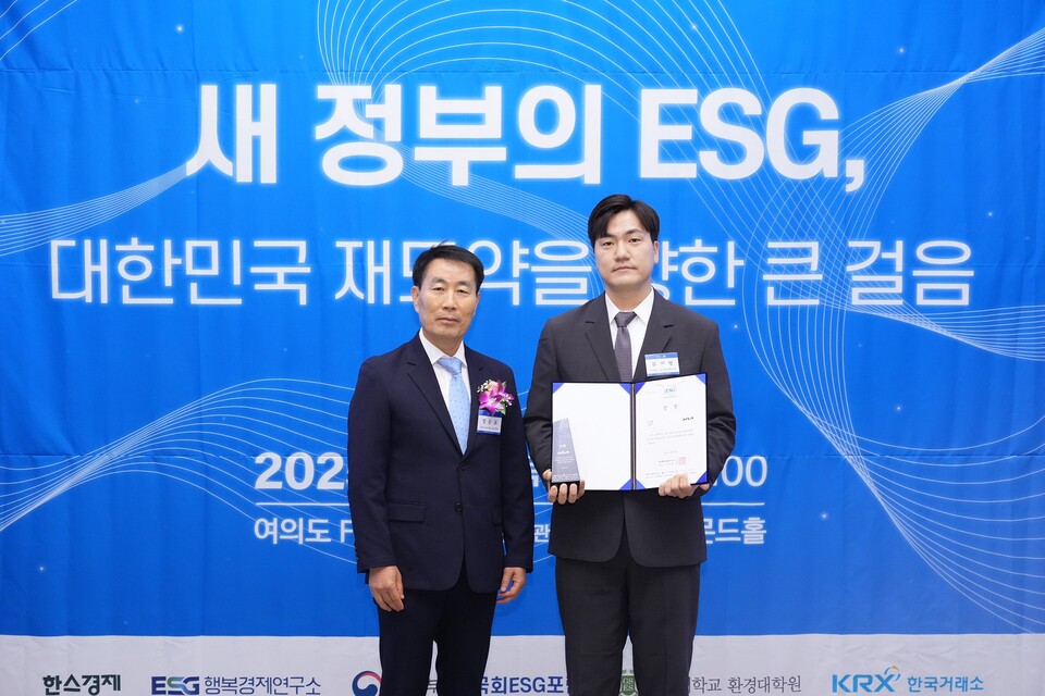 기아는 19일 서울 여의도 FKI타워(구 전경련회관) 3층 다이아몬드홀에서 열린 ‘2025 ESG 코리아 포럼 및 시상식’에서 기업 부문별 사회(S) 분야 대상을 수상했다.