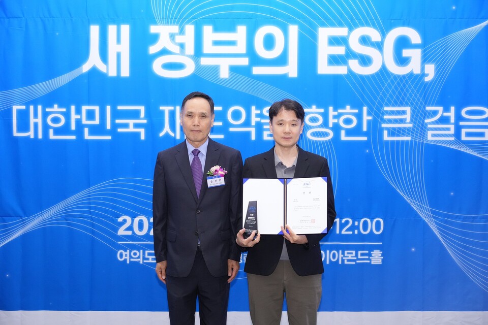 한국앤컴퍼니가 19일 서울 여의도 FKI타워(구 전경련회관)‘에서 열린 ’2025 ESG 코리아 포럼 및 시상식‘에서 자동차부품 업종부문 대상을 수상했다. / 최대성 기자