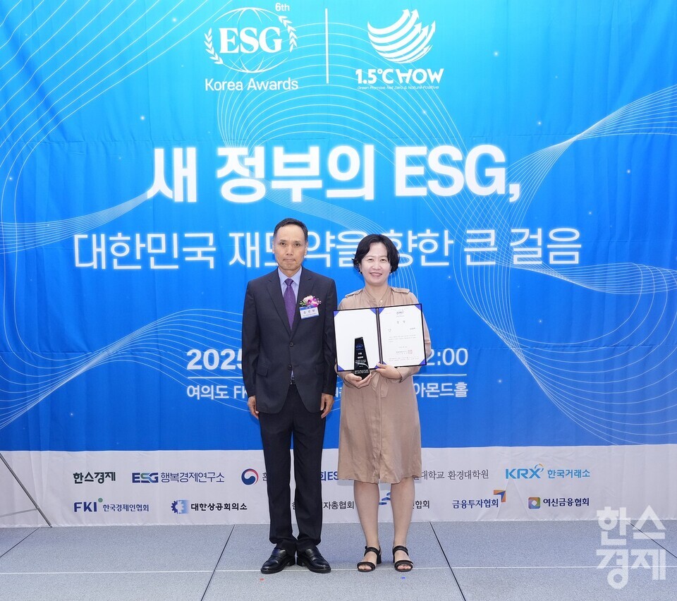삼성화재가 19일 오전 서울 여의도 FKI타워(구 전경련회관)에서 열린 한스경제 창간 10주년 2025 ESG 코리아 포럼 및 시상식(2025 ESG Korea Forum & Awards)'에서 송진현 한스경제 대표 발행인으로부터 대한민국 시총 250대 기업 ESG BEST 보험 부문 대상을 받고 있다. /최대성 기자