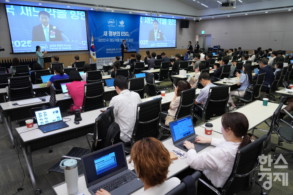 정순표 한국뉴미디어그룹 회장이 19일 서울 여의도 FKI타워(구 전경련회관)에서 열린 한스경제 창간 10주년 기념 ‘2025 ESG 코리아 포럼 및 시상식(2025 ESG Korea Forum & Awards)’에서 환영사를 하고 있다. /최대성 기자 dpdaesung@sporbiz.co.kr 2025.06.19.