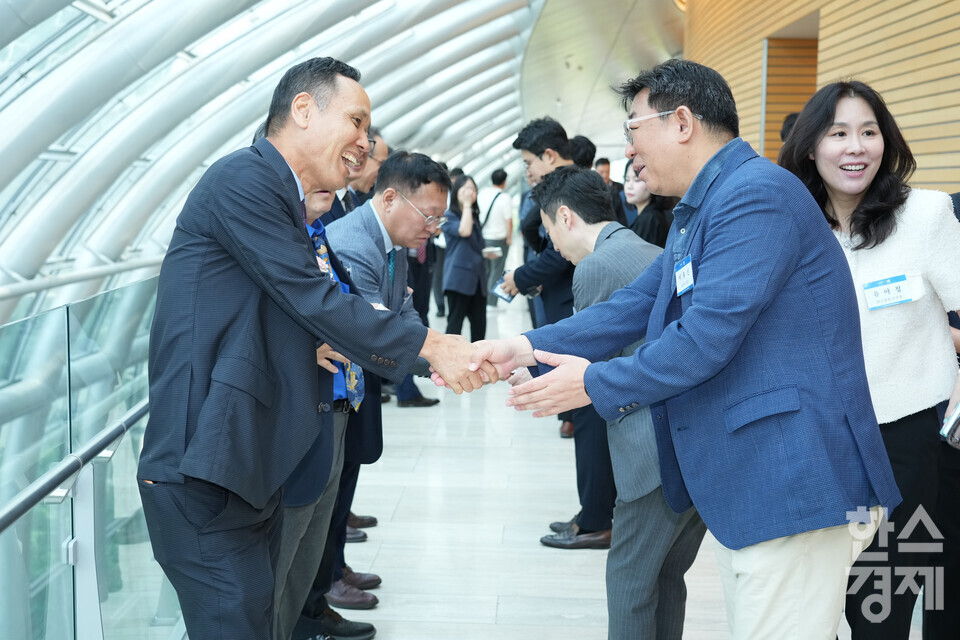 19일 서울 여의도 FKI타워(구 전경련회관)에서 한스경제 창간 10주년 기념 ‘2025 ESG 코리아 포럼 및 시상식(2025 ESG Korea Forum & Awards)’이 열리고 있다. 한스경제 임직원들이 방문객들을 맞이하고 있다. /최대성 기자 dpdaesung@sporbiz.co.kr 2025.06.19.