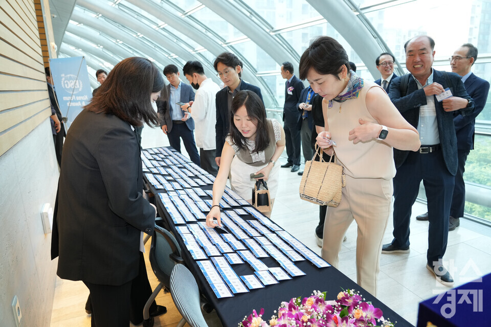 19일 서울 여의도 FKI타워(구 전경련회관)에서 한스경제 창간 10주년 기념 ‘2025 ESG 코리아 포럼 및 시상식(2025 ESG Korea Forum & Awards)’이 열리고 있다. 많은 참석자들이 입장하고 있다. /최대성 기자 dpdaesung@sporbiz.co.kr 2025.06.19.