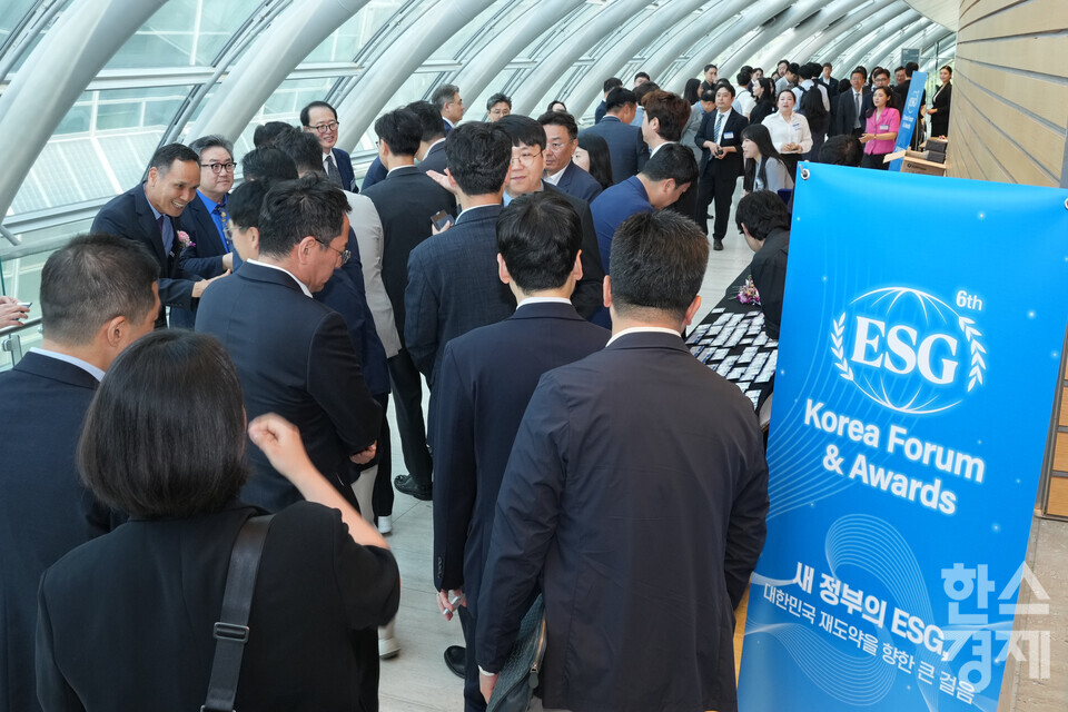 19일 서울 여의도 FKI타워(구 전경련회관)에서 한스경제 창간 10주년 기념 ‘2025 ESG 코리아 포럼 및 시상식(2025 ESG Korea Forum & Awards)’이 열리고 있다. 많은 참석자들이 입장하고 있다. /최대성 기자 dpdaesung@sporbiz.co.kr 2025.06.19.