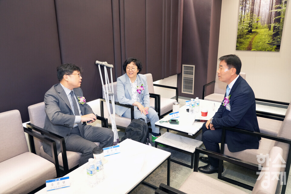 정순표 한국뉴미디어 회장, 윤순진 서울대 환경대학원장, 김우진 서울대 경영대학 교수가 19일 서울 여의도 FKI타워(구 전경련회관)에서 열린 한스경제 창간 10주년 기념 ‘2025 ESG 코리아 포럼 및 시상식(2025 ESG Korea Forum & Awards)’에 앞서 환담을 하고 있다. /최대성 기자 dpdaesung@sporbiz.co.kr 2025.06.19.