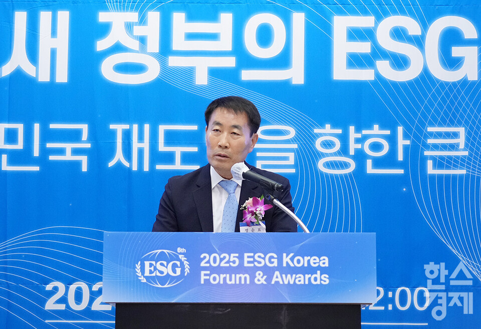 정순표 한국뉴미디어그룹 회장이 19일 서울 여의도 FKI타워(구 전경련회관)에서 열린 한스경제 창간 10주년 기념 ‘2025 ESG 코리아 포럼 및 시상식(2025 ESG Korea Forum & Awards)’에서 환영사를 하고 있다. /최대성 기자 dpdaesung@sporbiz.co.kr 2025.06.19.