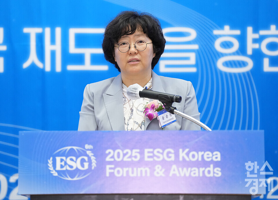 윤순진 서울대 환경대학원장이 19일 서울 여의도 FKI타워(구 전경련회관)에서 열린 한스경제 창간 10주년 기념 ‘2025 ESG 코리아 포럼 및 시상식(2025 ESG Korea Forum & Awards)’에서 축사를 하고 있다. /최대성 기자 dpdaesung@sporbiz.co.kr 2025.06.19.