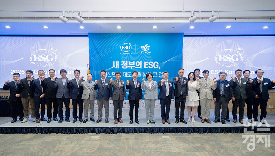 정순표 한국뉴미디어그룹 회장, 윤순진 서울대 환경대학원장, 김동수 김앤장 ESG경영연구소장, 김우진 서울대 경영대학 교수, 임흥택 한국거래소 본부장보 등 주요 내빈들이 19일 서울 여의도 FKI타워(구 전경련회관)에서 열린 한스경제 창간 10주년 기념 ‘2025 ESG 코리아 포럼 및 시상식(2025 ESG Korea Forum & Awards)’에서 기념촬영을 하고 있다. /최대성 기자 dpdaesung@sporbiz.co.kr 2025.06.19.