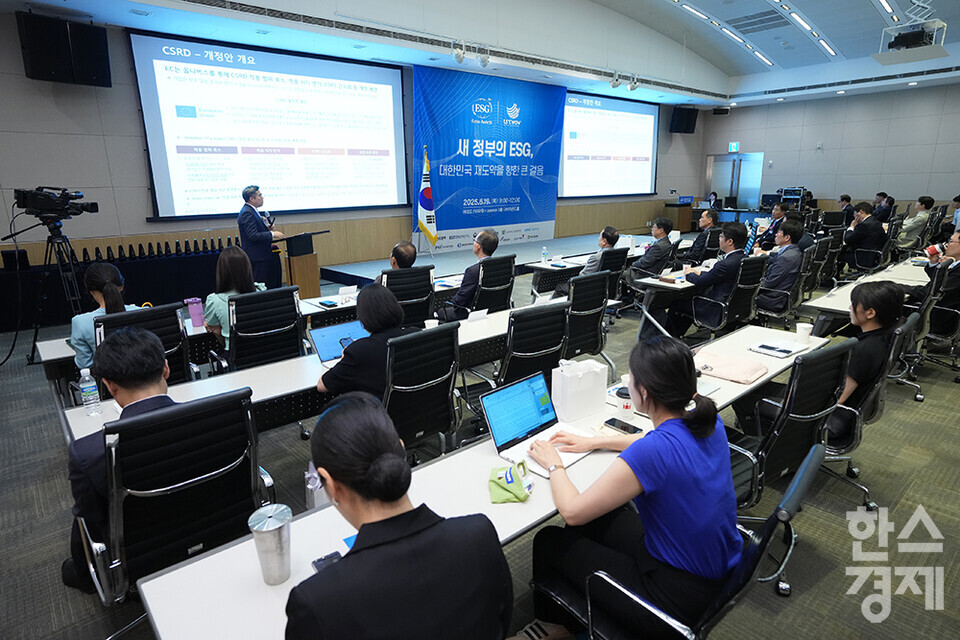 김동수 김앤장 ESG 경영연구소장이 19일 서울 여의도 FKI타워(구 전경련회관)에서 열린 한스경제 창간 10주년 기념 ‘2025 ESG 코리아 포럼 및 시상식(2025 ESG Korea Forum & Awards)’에서 'ESG 글로벌 동향과 새 정부의 정책적 대응 방향'을 주제로 강연하고 있다. /최대성 기자 dpdaesung@sporbiz.co.kr 2025.06.19.