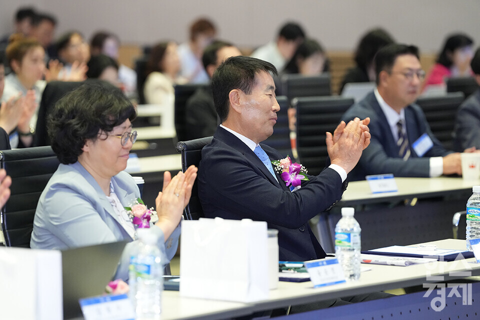 정순표 한국뉴미디어그룹 회장(가운데)이 19일 서울 여의도 FKI타워(구 전경련회관)에서 열린 한스경제 창간 10주년 기념 ‘2025 ESG 코리아 포럼 및 시상식(2025 ESG Korea Forum & Awards)’에서 민병덕 더불어민주당 의원이 축사를 마치자 박수를 보내고 있다. /최대성 기자 dpdaesung@sporbiz.co.kr 2025.06.19.