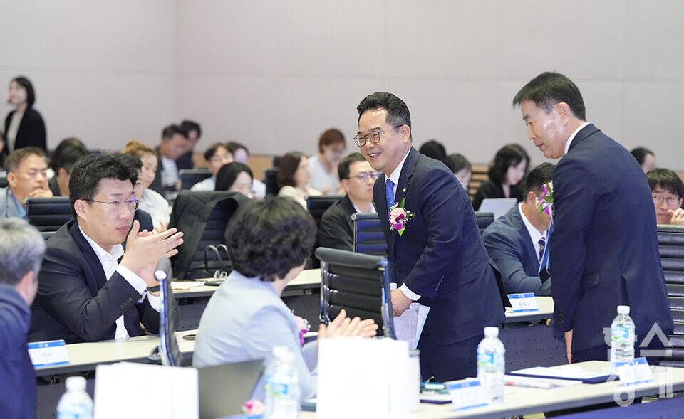 민병덕 더불어민주당 의원이 19일 서울 여의도 FKI타워(구 전경련회관)에서 열린 한스경제 창간 10주년 기념 ‘2025 ESG 코리아 포럼 및 시상식(2025 ESG Korea Forum & Awards)’에서 인사를 하고 있다. /최대성 기자 dpdaesung@sporbiz.co.kr 2025.06.19.