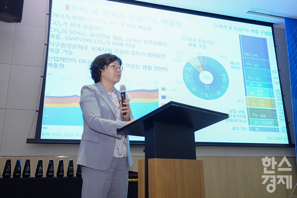 윤순진 서울대 환경대학원장이 19일 서울 여의도 FKI타워(구 전경련회관)에서 열린 한스경제 창간 10주년 기념 ‘2025 ESG 코리아 포럼 및 시상식(2025 ESG Korea Forum & Awards)’에서 '기후위기 대응과 지속가능한 에너지 정책'을 주제로 강연하고 있다. /최대성 기자 dpdaesung@sporbiz.co.kr 2025.06.19.