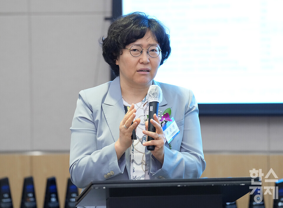 윤순진 서울대 환경대학원장이 19일 서울 여의도 FKI타워(구 전경련회관)에서 열린 한스경제 창간 10주년 기념 ‘2025 ESG 코리아 포럼 및 시상식(2025 ESG Korea Forum & Awards)’에서 '기후위기 대응과 지속가능한 에너지 정책'을 주제로 강연하고 있다. /최대성 기자 dpdaesung@sporbiz.co.kr 2025.06.19.