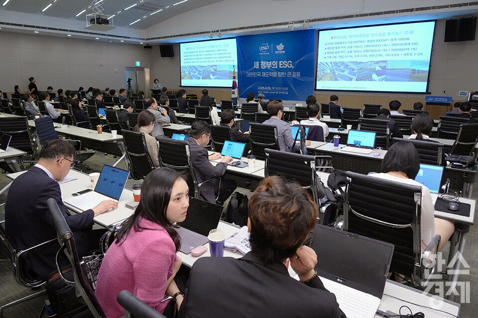 윤순진 서울대 환경대학원장이 19일 서울 여의도 FKI타워(구 전경련회관)에서 열린 한스경제 창간 10주년 기념 ‘2025 ESG 코리아 포럼 및 시상식(2025 ESG Korea Forum & Awards)’에서 '기후위기 대응과 지속가능한 에너지 정책'을 주제로 강연하고 있다. /최대성 기자 dpdaesung@sporbiz.co.kr 2025.06.19.