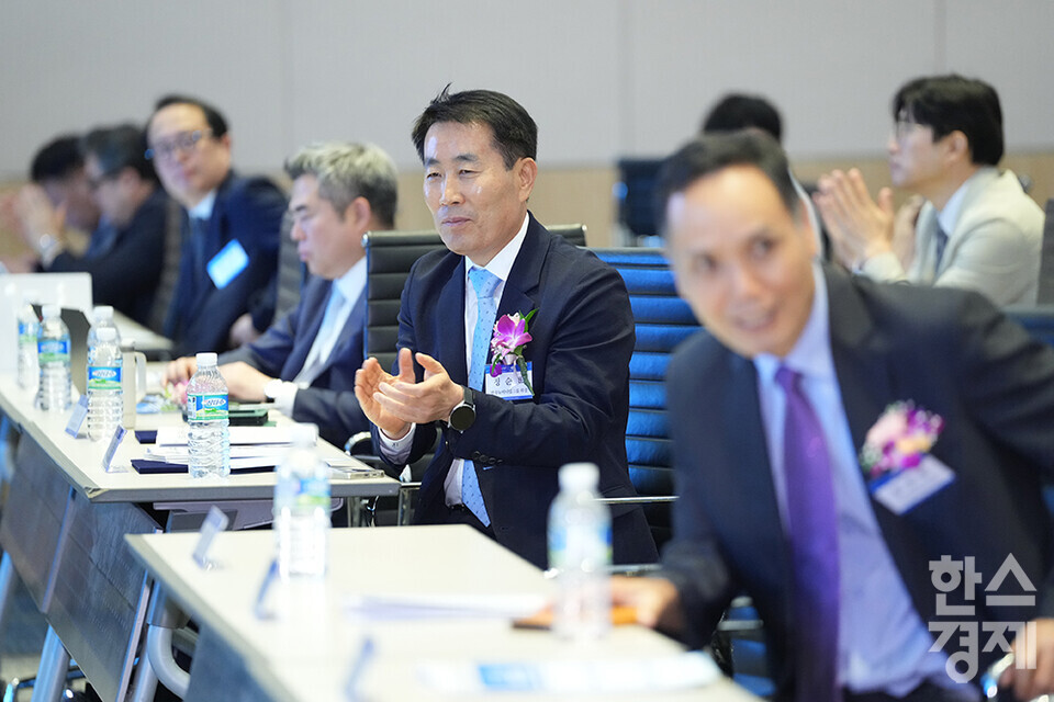 19일 서울 여의도 FKI타워(구 전경련회관)에서 한스경제 창간 10주년 기념 ‘2025 ESG 코리아 포럼 및 시상식(2025 ESG Korea Forum & Awards)’이 열리고 있다. 시상식이 마무리 된 후 정순표 한국뉴미디어 회장이 박수를 치고 있다. /최대성 기자 dpdaesung@sporbiz.co.kr 2025.06.19.