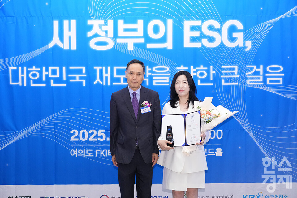 SK쉴더스가 19일 서울 여의도 FKI타워(구 전경련회관)에서 열린 한스경제 창간 10주년 기념 ‘2025 ESG 코리아 포럼 및 시상식(2025 ESG Korea Forum & Awards)’에서 송진현 한스경제 대표 발행인으로부터 대한민국 ESG Frontier 우수 ESG 경영 부문 최우수상을 받고 있다. /최대성 기자 dpdaesung@sporbiz.co.kr 2025.06.19.