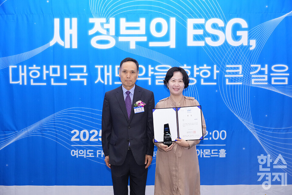 삼성화재가 19일 서울 여의도 FKI타워(구 전경련회관)에서 열린 한스경제 창간 10주년 기념 ‘2025 ESG 코리아 포럼 및 시상식(2025 ESG Korea Forum & Awards)’에서 송진현 한스경제 대표 발행인으로부터 대한민국 시총 250대 기업 ESG BEST 보험 부문 대상을 받고 있다. /최대성 기자 dpdaesung@sporbiz.co.kr 2025.06.19.