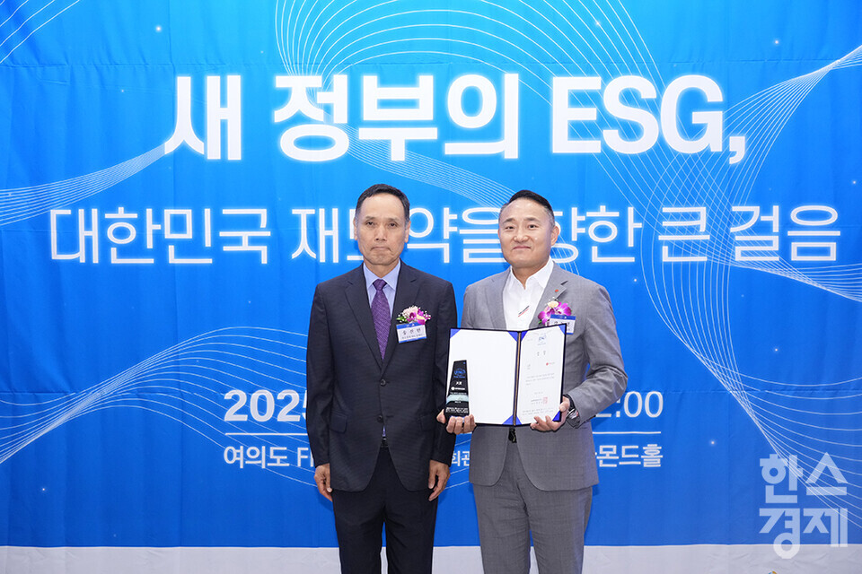 롯데칠성음료가 19일 서울 여의도 FKI타워(구 전경련회관)에서 열린 한스경제 창간 10주년 기념 ‘2025 ESG 코리아 포럼 및 시상식(2025 ESG Korea Forum & Awards)’에서 송진현 한스경제 대표 발행인으로부터 대한민국 시총 250대 기업 ESG BEST 식음료 부문 대상을 받고 있다. /최대성 기자 dpdaesung@sporbiz.co.kr 2025.06.19.