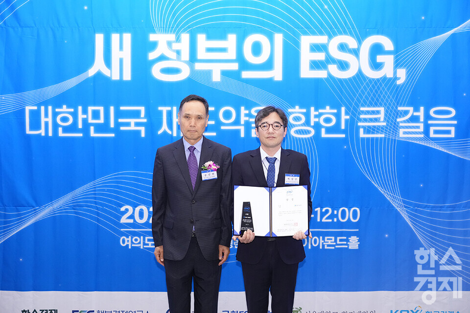 IBK기업은행이 19일 서울 여의도 FKI타워(구 전경련회관)에서 열린 한스경제 창간 10주년 기념 ‘2025 ESG 코리아 포럼 및 시상식(2025 ESG Korea Forum & Awards)’에서 송진현 한스경제 대표 발행인으로부터 대한민국 시총 250대 기업 ESG BEST 은행‧증권‧카드 부문 대상을 받고 있다. /최대성 기자 dpdaesung@sporbiz.co.kr 2025.06.19.