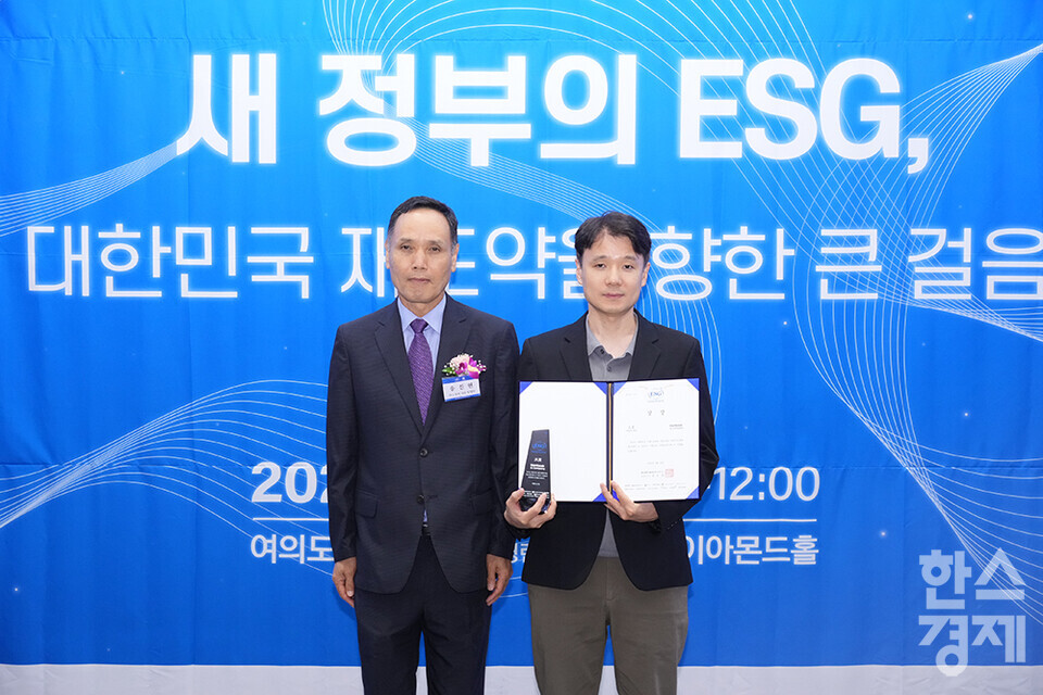 한국앤컴퍼니가 19일 서울 여의도 FKI타워(구 전경련회관)에서 열린 한스경제 창간 10주년 기념 ‘2025 ESG 코리아 포럼 및 시상식(2025 ESG Korea Forum & Awards)’에서 송진현 한스경제 대표 발행인으로부터 대한민국 시총 250대 기업 ESG BEST 자동차부품 부문 대상을 받고 있다. /최대성 기자 dpdaesung@sporbiz.co.kr 2025.06.19.