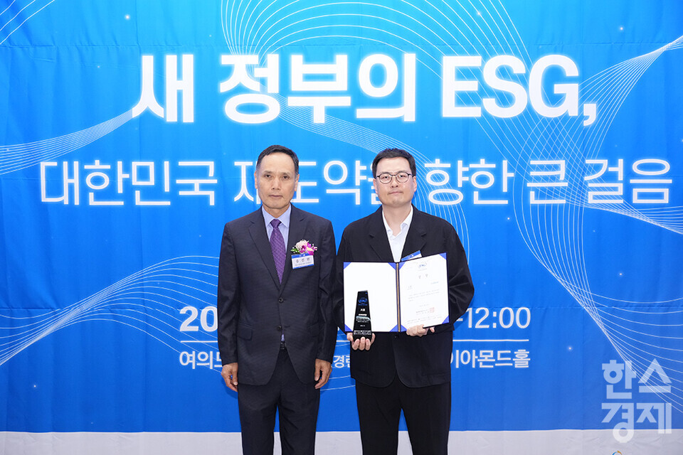 코웨이가 19일 서울 여의도 FKI타워(구 전경련회관)에서 열린 한스경제 창간 10주년 기념 ‘2025 ESG 코리아 포럼 및 시상식(2025 ESG Korea Forum & Awards)’에서 송진현 한스경제 대표 발행인으로부터 대한민국 시총 250대 기업 ESG BEST 전기‧전자 부문 대상을 받고 있다. /최대성 기자 dpdaesung@sporbiz.co.kr 2025.06.19.