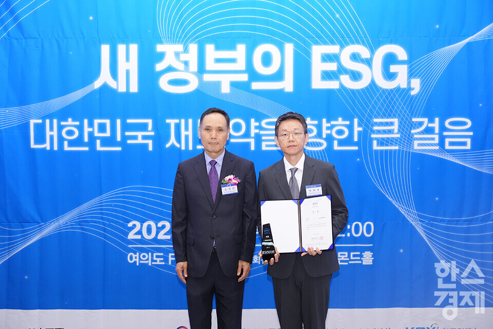 현대엘리베이터가 19일 서울 여의도 FKI타워(구 전경련회관)에서 열린 한스경제 창간 10주년 기념 ‘2025 ESG 코리아 포럼 및 시상식(2025 ESG Korea Forum & Awards)’에서 송진현 한스경제 대표 발행인으로부터 대한민국 시총 250대 기업 ESG BEST 철강‧기계 부문 대상을 받고 있다. /최대성 기자 dpdaesung@sporbiz.co.kr 2025.06.19.