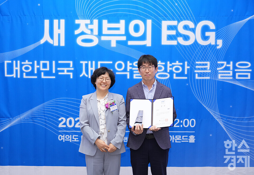 LS가 19일 서울 여의도 FKI타워(구 전경련회관)에서 열린 한스경제 창간 10주년 기념 ‘2025 ESG 코리아 포럼 및 시상식(2025 ESG Korea Forum & Awards)’에서 윤순진 서울대 환경대학원장으로부터 특별상인 우수 환경 경영 부문 서울대환경대학원장상을 받고 있다. /최대성 기자 dpdaesung@sporbiz.co.kr 2025.06.19.