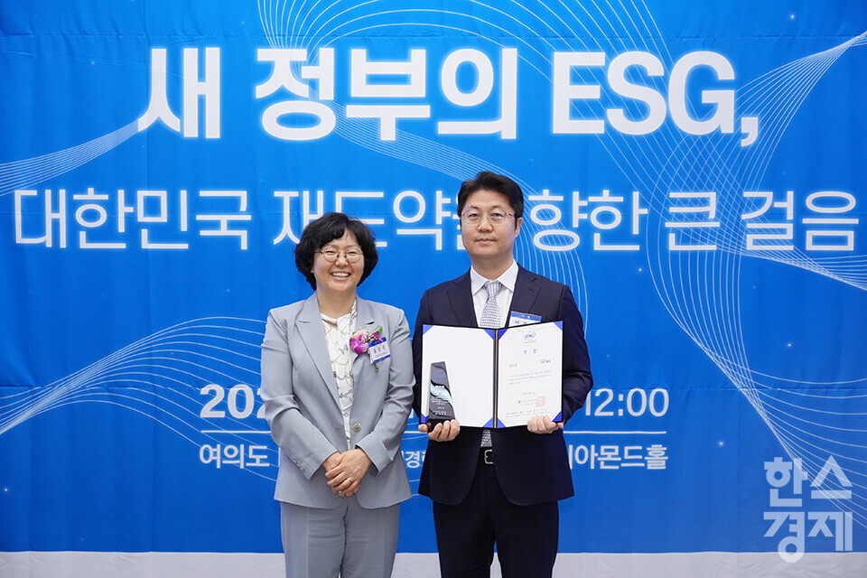 현대모비스가 19일 서울 여의도 FKI타워(구 전경련회관)에서 열린 한스경제 창간 10주년 기념 ‘2025 ESG 코리아 포럼 및 시상식(2025 ESG Korea Forum & Awards)’에서 윤순진 서울대 환경대학원장으로부터 특별상인 우수 환경 경영 부문 서울대환경대학원장상을 받고 있다. /최대성 기자 dpdaesung@sporbiz.co.kr 2025.06.19.