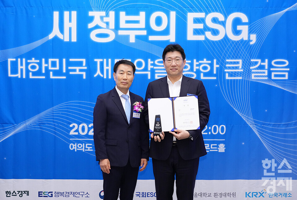 삼성바이오로직스가 19일 서울 여의도 FKI타워(구 전경련회관)에서 열린 한스경제 창간 10주년 기념 ‘2025 ESG 코리아 포럼 및 시상식(2025 ESG Korea Forum & Awards)’에서 정순표 한국뉴미디어 회장으로부터 대한민국 시총 250대 기업 ESG BEST E(환경) 부문 대상을 받고 있다. /최대성 기자 dpdaesung@sporbiz.co.kr 2025.06.19.