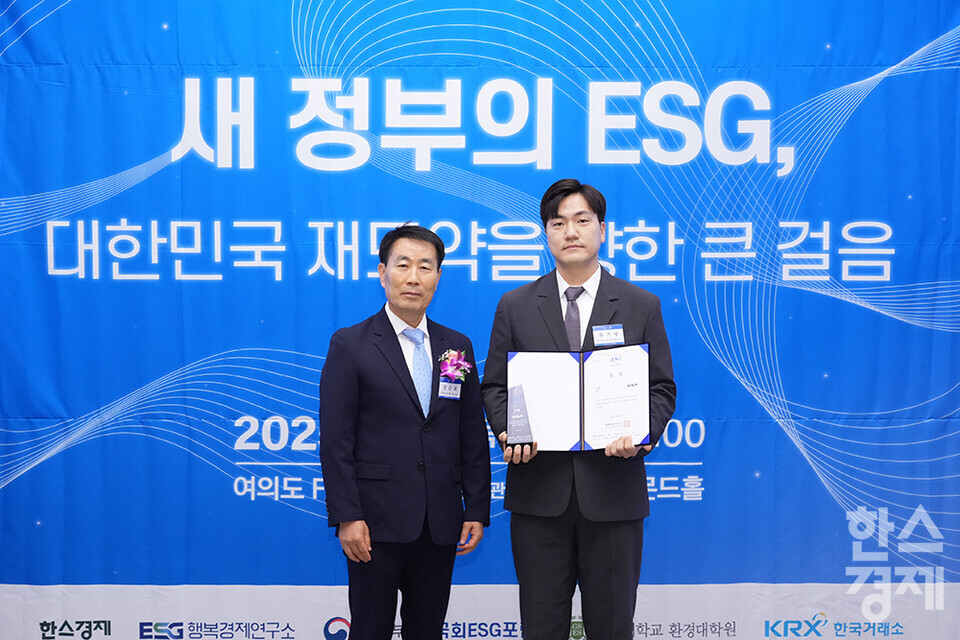 기아가 19일 서울 여의도 FKI타워(구 전경련회관)에서 열린 한스경제 창간 10주년 기념 ‘2025 ESG 코리아 포럼 및 시상식(2025 ESG Korea Forum & Awards)’에서 정순표 한국뉴미디어 회장으로부터 대한민국 시총 250대 기업 ESG BEST S(사회) 부문 대상을 받고 있다. /최대성 기자 dpdaesung@sporbiz.co.kr 2025.06.19.