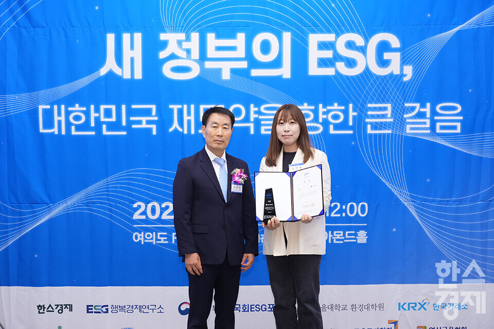 카카오뱅크가 19일 서울 여의도 FKI타워(구 전경련회관)에서 열린 한스경제 창간 10주년 기념 ‘2025 ESG 코리아 포럼 및 시상식(2025 ESG Korea Forum & Awards)’에서 정순표 한국뉴미디어 회장으로부터 대한민국 시총 250대 기업 ESG BEST G(지배구조) 부문 대상을 받고 있다. /최대성 기자 dpdaesung@sporbiz.co.kr 2025.06.19.