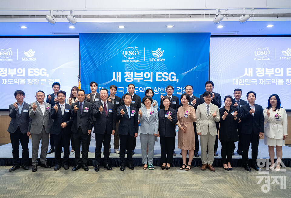 정순표 한국뉴미디어그룹 회장, 윤순진 서울대 환경대학원장, 김동수 김앤장 ESG경영연구소장, 김우진 서울대 경영대학 교수, 임흥택 한국거래소 본부장보 등 주요 내빈들과 수상자들이 19일 서울 여의도 FKI타워(구 전경련회관)에서 열린 한스경제 창간 10주년 기념 ‘2025 ESG 코리아 포럼 및 시상식(2025 ESG Korea Forum & Awards)’에서 기념촬영을 하고 있다. /최대성 기자 dpdaesung@sporbiz.co.kr 2025.06.19.