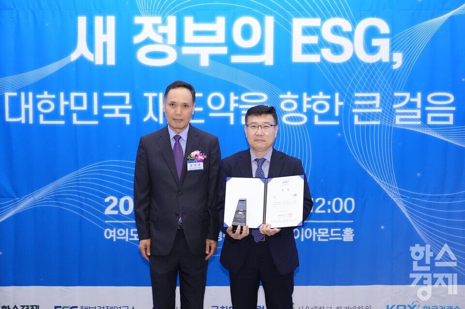 한국항공우주산업이 19일 서울 여의도 FKI타워(구 전경련회관)에서 열린 한스경제 창간 10주년 기념 ‘2025 ESG 코리아 포럼 및 시상식(2025 ESG Korea Forum & Awards)’에서 송진현 한스경제 대표 발행인으로부터 대한민국 시총 250대 기업 ESG BEST 전문기술 부문 대상을 받고 있다. /최대성 기자 dpdaesung@sporbiz.co.kr 2025.06.19.