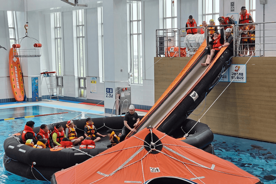 수중 안전체험 교육에 참여 중인 그룹홈 아동. /광동제약 제공