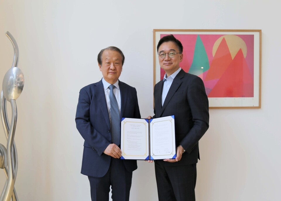 지난 18일 유영국미술문화재단에서 양호진 신세계디에프 전무(오른쪽)과 유진 유영국미술문화재단 이사장(왼쪽)이 업무협약 체결 후 기념촬영을 하는 모습. / 신세계면세점 제공