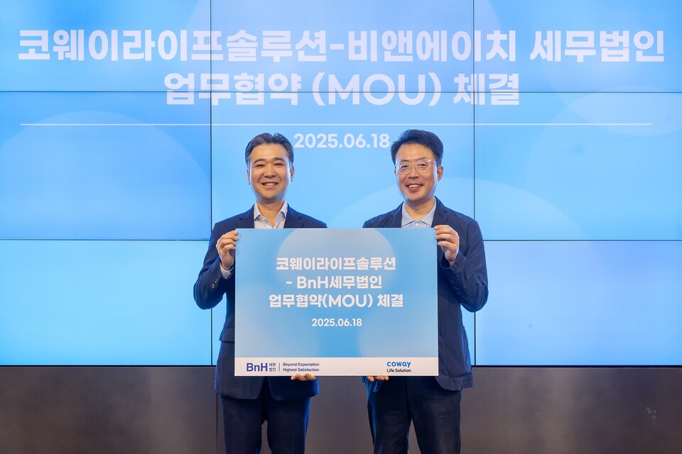 이명수 BnH세무법인 부대표(왼쪽)와 김명곤 코웨이라이프솔루션 대표이사