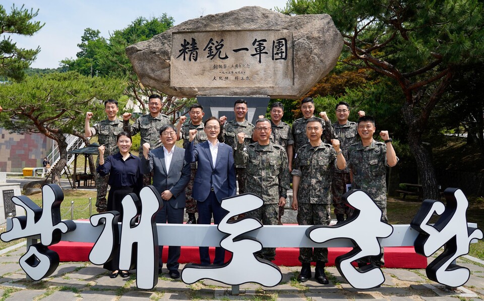 효성은 19일 육군 1군단 광개토부대를 방문해 위문금을 전달했다. 이정원 효성 커뮤니케이션실장(앞줄 왼쪽 세 번째)과 주성운 1군단장(육군 중장·오른쪽 세 번째)이 기념사진을 촬영하고 있다./효성