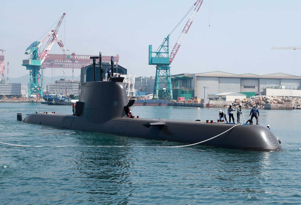214급 디젤잠수함 '윤봉길함'이 창정비 시운전을 마치고 입항하고 있다./HD현대 
