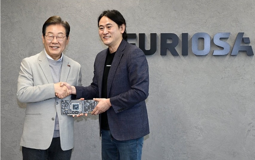 이재명 대통령은 대선 후보 당시 서울 강남구 퓨리오사AI를 찾아 백준호 퓨리오사AI 대표와 AI 비전을 제시하고 성장경제를 언급했다./국회사진기자단=연합뉴스