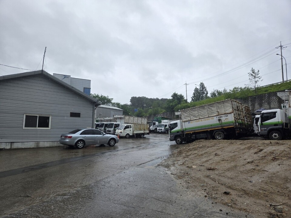 해당 사업은 기존 신갈 적환장의 일부 기능을 이전하는 행정 계획으로, 시는 “환경미화원을 위한 휴게시설과 재활용품 임시보관 창고, 종량제 봉투 보관소, 청소차량 차고지 등을 조성하는 단순 이전사업일 뿐”이라고 설명했다. / 김두일 기자