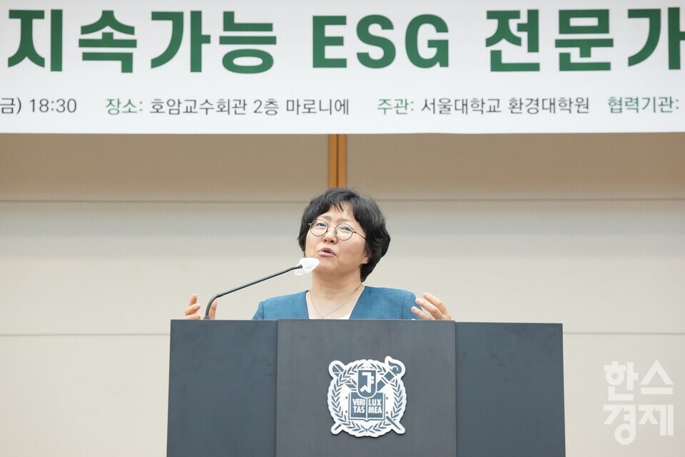 윤순진 환경대학원장이 20일 오후 서울 관악구 서울대학교 호암교수회관에서 열린 제5기 지속가능 ESG 전문가과정 수료식에서 식사를 하고 있다. / 사진=최대성 기자 dpdaesung@sporbiz.co.kr 2025.06.20.
