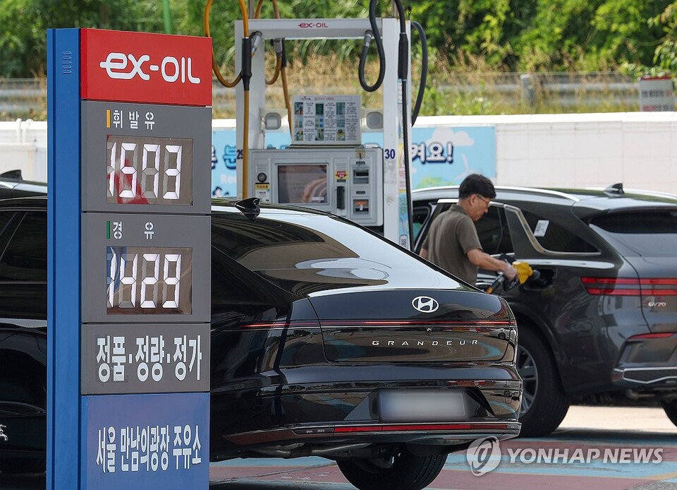 21일 한국석유공사 유가정보시스템인 '오피넷'에 따르면 6월 셋째 주 주요소 휘발유 판매가격은 전주 대비 7.8원 상승한 1635.5원으로 집계됐다. /연합뉴스