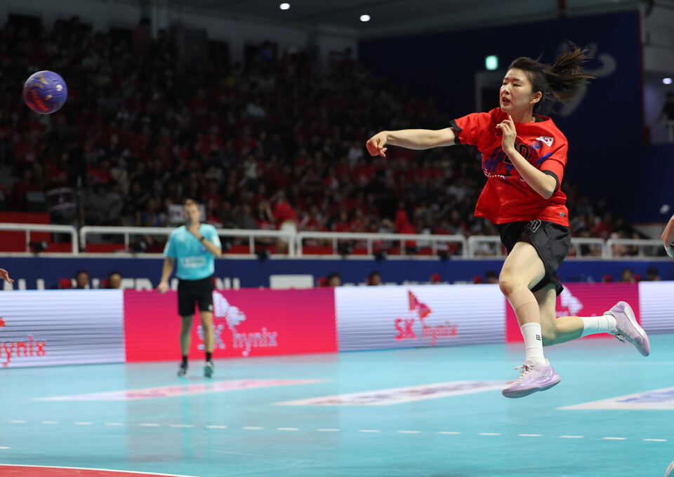 21일 청주 SK호크스 아레나에서 한국과 일본의 국교 관계 수립 60주년을 맞아 열린 '2025 핸드볼 한일 슈퍼매치' 여자부 경기에서 조은빈이 슛 하고 있다. /연합뉴스